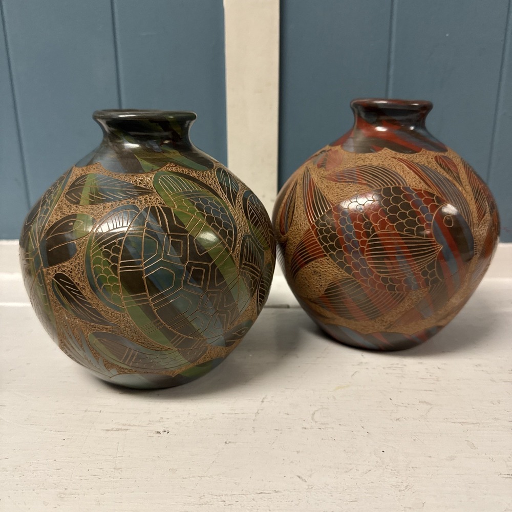 2 Vintage Candida Cano Nicaragua Hand Carved Pottery Vase Sgraffito Turtles Fish